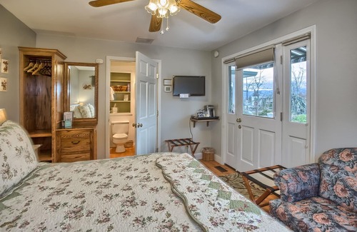 Skidmore Academy Historic District Bed & Breakfast | Abigail’s Bed & Breakfast Inn