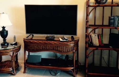 Ualapue Apartment | About As Close to the Ocean As You Can Get!!! (Wavecrest Resort)