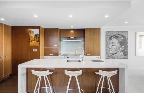 Waipahihi Apartment | Absolute Lakefront - Views, Spa, Pool and Gym