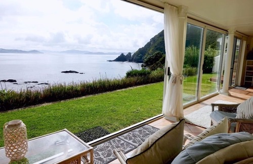 Russell House | Absolute waterfront - with privacy and views