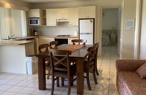 Longreach Ski Chalet | Absolute Waterfront - Banksia Chalet at Shoalhaven Lodge