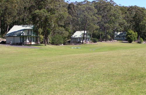 Longreach Ski Chalet | Absolute Waterfront - Grevillea, Banksia and Waratah chalets at Shoalhaven Lodge