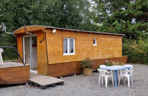 Saint-Martin-du-Fouilloux Ski Chalet | Accommodation (dories) in the form of a toue cabanée, pets welcome