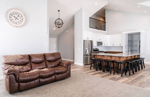 Sweetwater House | Aces on the 9 on Sweetwater Hill - Access to Ideal Beach! Private full size sports court and hot .