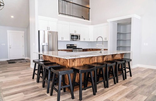 Sweetwater House | Aces on the 9 on Sweetwater Hill - Access to Ideal Beach! Private full size sports court and hot .