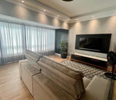 Pioneiros Apartment | Aconchegante e próximo da Roda gigante, churrasqueira Privativa!