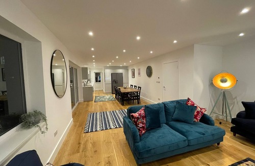 Runnymede House | Addlestone, Exquisite, Spacious, Six Bedroom (Three Bathroom) House