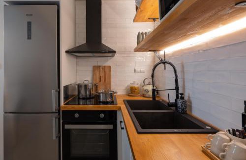 Petralona Apartment | Adela's Apartment BR & LR Next to Metro and 20' From Acropolis