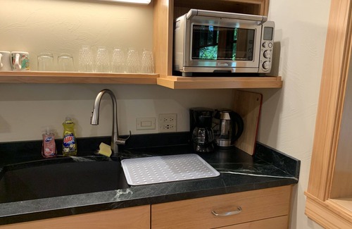 Ashland Apartment | Adjacent to Downtown Ashland and Lithia Park, Lithia Park Suite 2