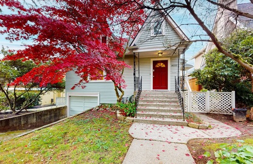 Green Lake House | Adorable Craftsman cottage with yard, deck & W/D - dog-friendly - near I-5