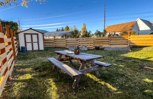 Bozeman Apartment | Adorable Duplex just one mile from Bozeman airport. 2-bedroom with 1 bath. 🛁