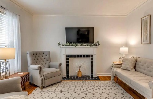 Cherry Street House | Adorable midtown bungalow