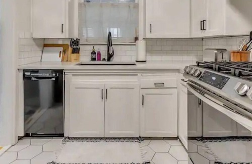 Cherry Street House | Adorable midtown bungalow