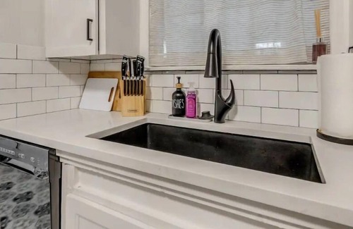 Cherry Street House | Adorable midtown bungalow