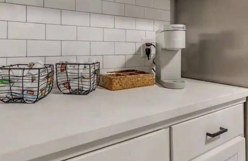 Cherry Street House | Adorable midtown bungalow