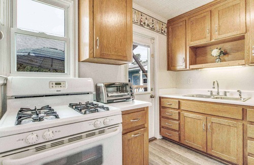 Navy Point House | Adorable Navy Point Cottage - Pet Friendly - Conveniently Located - Watch The Blue Angels Practice