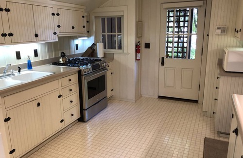 Seabright House | Adorable Seabright Bungalow - Steps to the Beach!