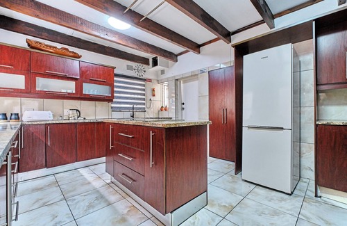 Woodmead Cabin | Advas Place - Grand 5 with inverter; pool and wifi in delightful Sandton