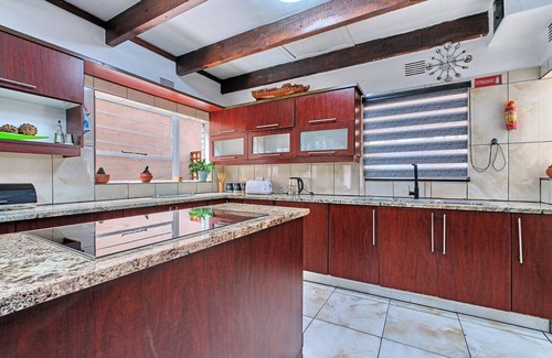 Woodmead Cabin | Advas Place - Grand 5 with inverter; pool and wifi in delightful Sandton