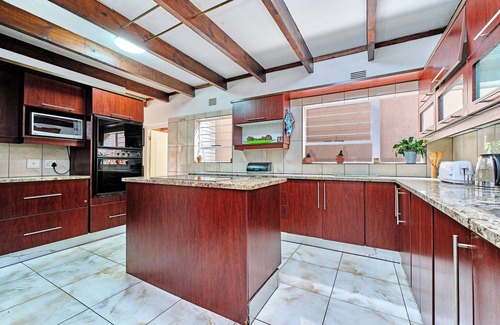 Woodmead Cabin | Advas Place - Grand 5 with inverter; pool and wifi in delightful Sandton