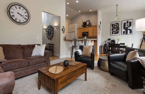 Lacey House | Adventure-Themed Retreat | Upscale | Sleeps 12!