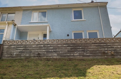Cynonville Cottage | AFAN HOUSE, pet friendly, with hot tub in Pontrhydyfen