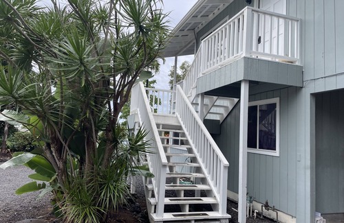 Kona Palisades House | Afforable & quaint upstairs 2Bedroom 1Bath apartment with lanai and Ocean views