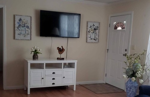 Longs House | Affordability Meets Comfort! Parking, Pets Allowed Near Alligator Adventure-