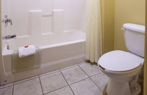 Valley View Hotel | Affordable Escape Near Whiskey Hollow with Queen-Size Beds Walkable Spot
