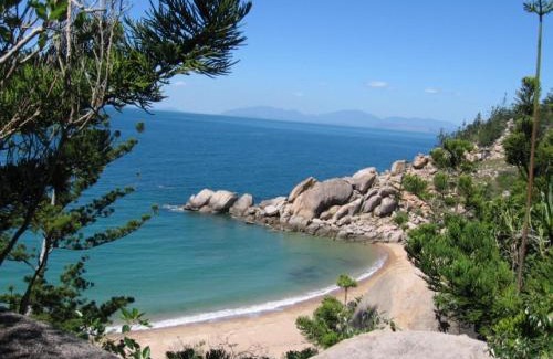 Nelly Bay Apartment | AFFORDABLE ISLAND ESCAPE! Queen Studio, Nelly Bay