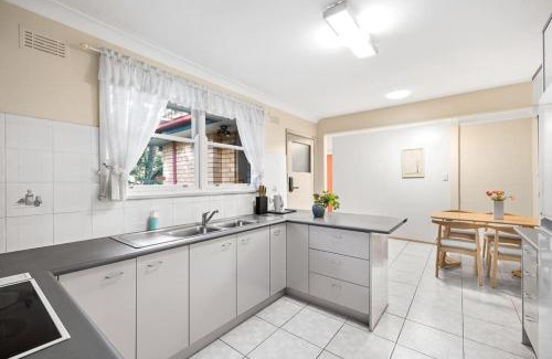 Pymble House | Affordable No-Frills Queen Room in Pymble - Shared Bathroom