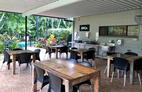 Smithfield Apartment | Affordable tropical stay with all meals - 4 bedroom unit