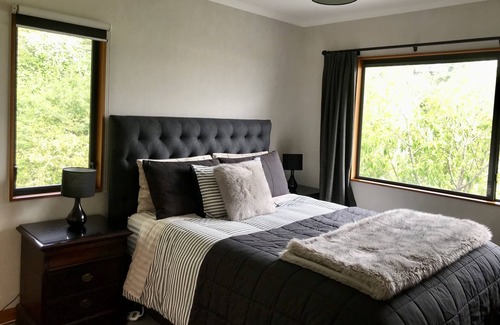 Bluff Hill House | Ahuriri, Seaside in the City (+ free wi-fi, secure parking)