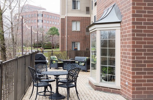 Oakbrook Terrace Condo | Air-Conditioned King Suite | Complimentary Breakfast