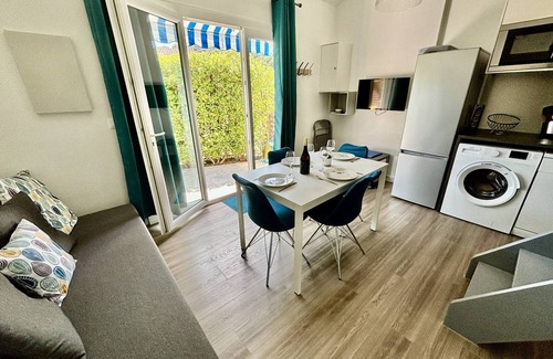 Le Lavandou Villa | Air-Conditioned Mazet with Parking and Pool