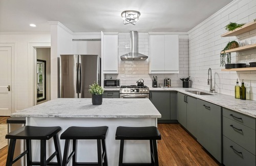 Edgewood House | Airbnb.com/p/DesignedByDom - Over 425 Reviews