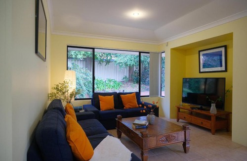 Canning Vale House | Airport 6BR Haven - Quiet Yard & AC