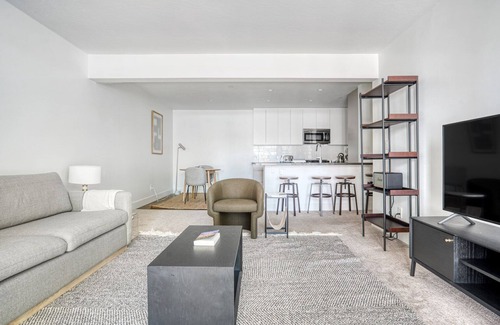 Sharon Heights Apartment | Airy Menlo Park 2BR w/Pool, Ball Courts, near Top Schools, by Blueground