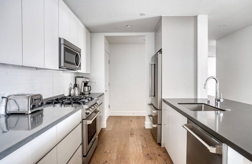 Sharon Heights Apartment | Airy Menlo Park 2BR w/Pool, Ball Courts, near Top Schools, by Blueground