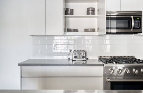 Sharon Heights Apartment | Airy Menlo Park 2BR w/Pool, Ball Courts, near Top Schools, by Blueground