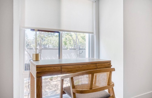 Sharon Heights Apartment | Airy Menlo Park 2BR w/Pool, Ball Courts, near Top Schools, by Blueground