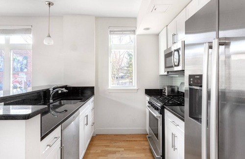 North Cambridge Apartment | Airy Porter Square 2BR w/W/D, Elevator, by Davis Station