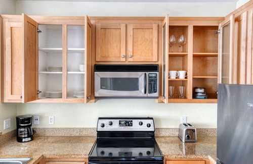 San Bruno Apartment | Airy San Bruno 1BR w/Pool, Gym, W/D, near trains + shops, by Blueground