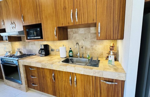 San Antonio Tlayacapan House | Ajijic Modern 1 Bedroom Guesthouse -Patio - BBQ - Bikes - Gym - Pickleball Court