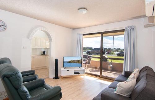 Forster Apartment | Akuna 3 ground floor opposite Wallis lake