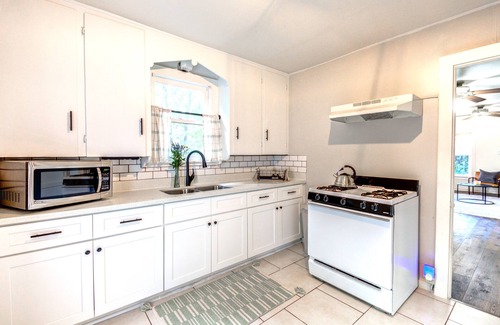 San Marcos House | ALAMO HAUS: Quiet Neighborhood, Cozy Charm, Walk to TXST, Fenced Yard, Clean!