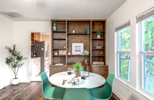 San Marcos House | ALAMO HAUS: Quiet Neighborhood, Cozy Charm, Walk to TXST, Fenced Yard, Clean!