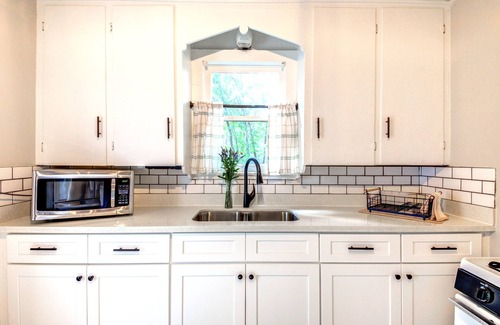 San Marcos House | ALAMO HAUS: Quiet Neighborhood, Cozy Charm, Walk to TXST, Fenced Yard, Clean!