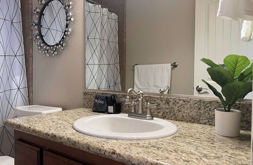 Redding House | Alana House - 5BR with hot tub, close to Bethel, Simpson U, shopping & more!