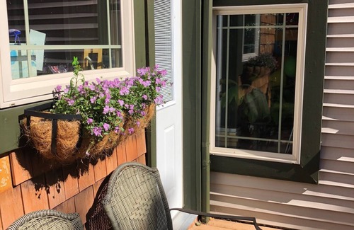 Mid-Hillside House | Alaskan lodge-like living - 15 min to city - 5 min to great hikes